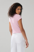 Camiseta rosada clara manga corta con texto college