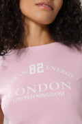 Camiseta rosada clara manga corta con texto college
