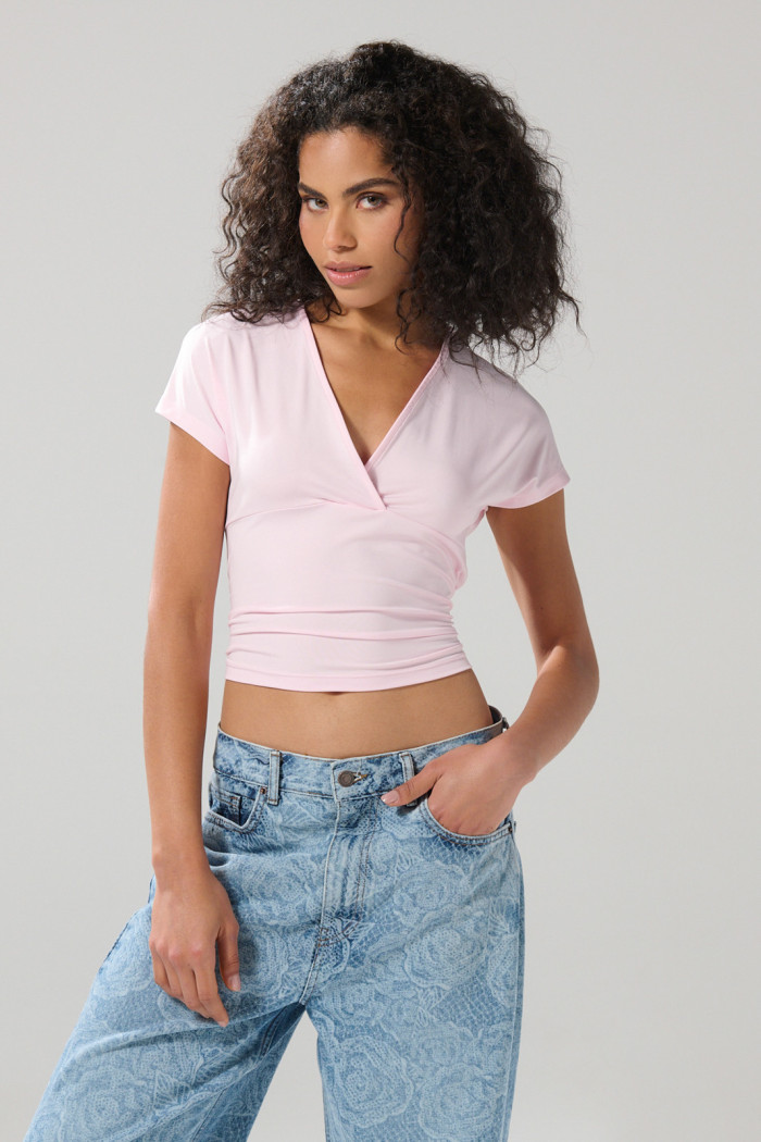 Camiseta unicolor con cuello halter y recogido en busto
