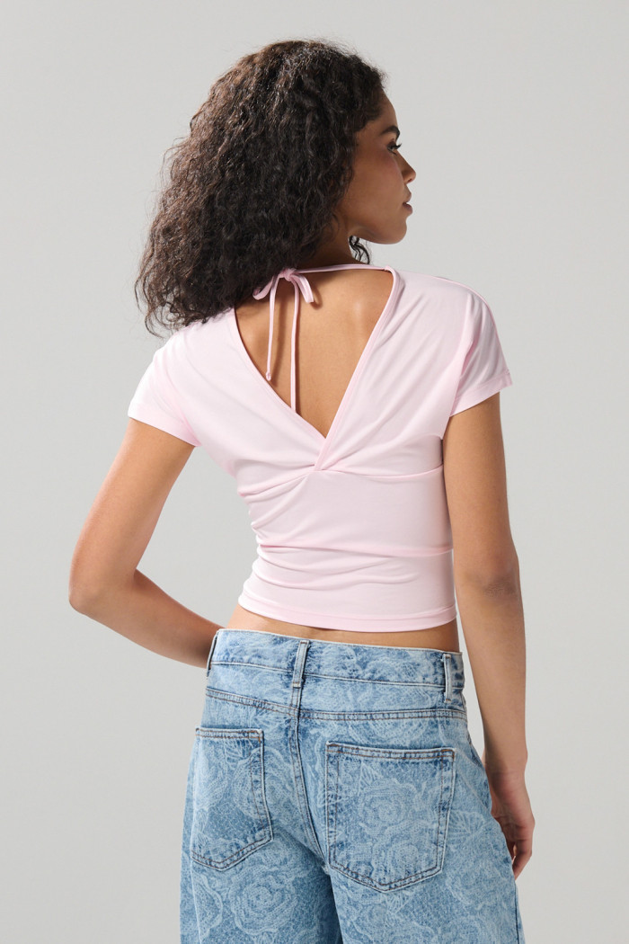Camiseta unicolor con cuello halter y recogido en busto