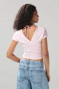 Camiseta unicolor con cuello halter y recogido en busto