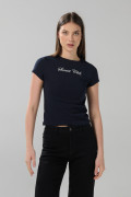 Camiseta azul cuello redondo acanalada con arte college