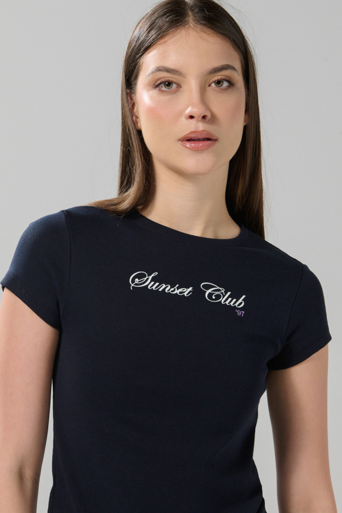 Camiseta azul cuello redondo acanalada con arte college