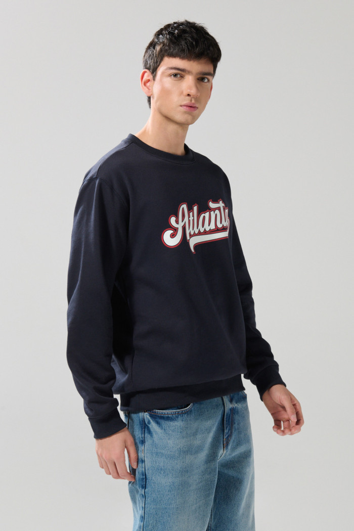 Buzo azul intenso cuello redondo con texto college