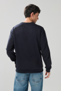 Buzo azul intenso cuello redondo con texto college