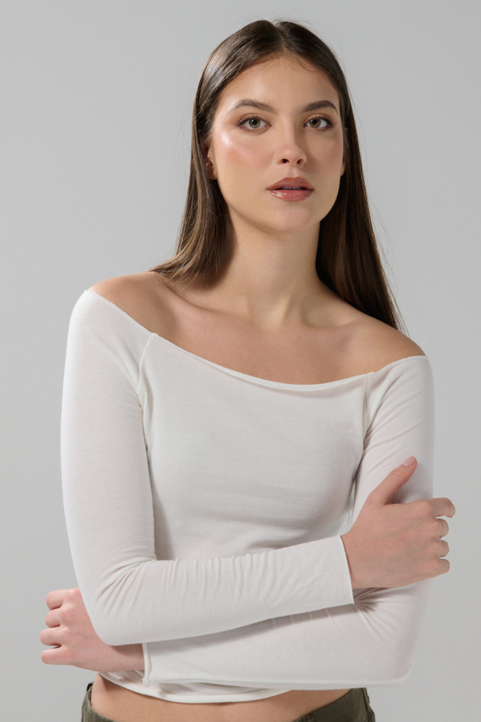 Camiseta cuello bandeja crema clara con manga larga