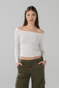Camiseta cuello bandeja crema clara con manga larga