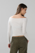 Camiseta cuello bandeja crema clara con manga larga
