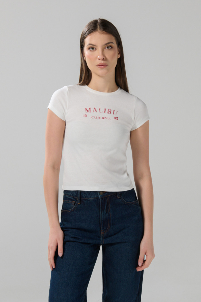 Camiseta en rib crema con arte college y cuello redondo