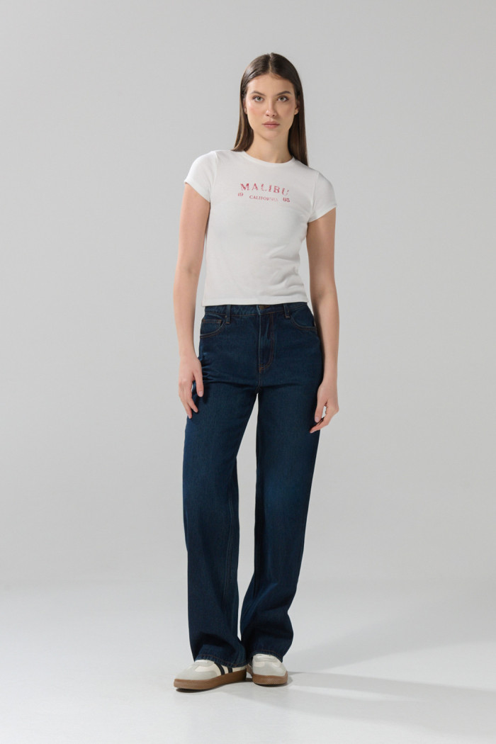 Camiseta en rib crema con arte college y cuello redondo