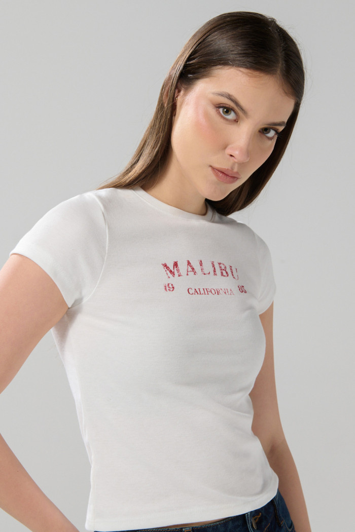 Camiseta en rib crema con arte college y cuello redondo