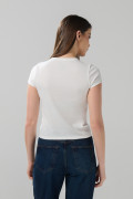 Camiseta en rib crema con arte college y cuello redondo