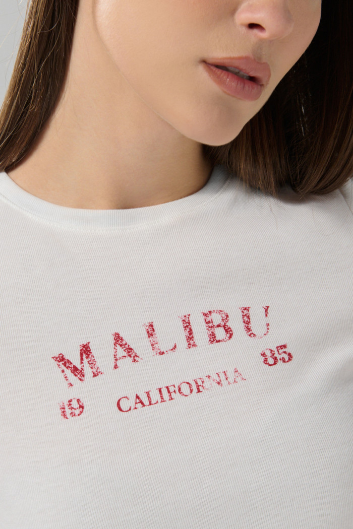 Camiseta en rib crema con arte college y cuello redondo