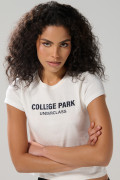Camiseta crema acanalada college con manga corta