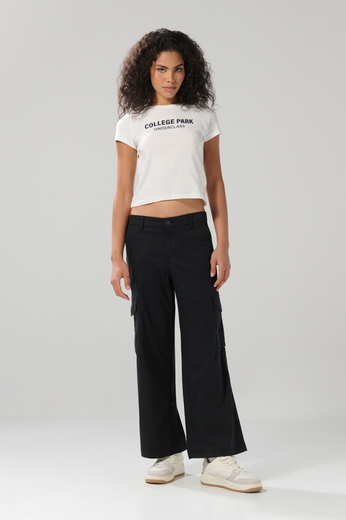 Camiseta crema acanalada college con manga corta