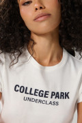 Camiseta crema acanalada college con manga corta