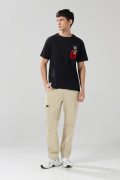Camiseta negra cuello redondo con arte de Mickey