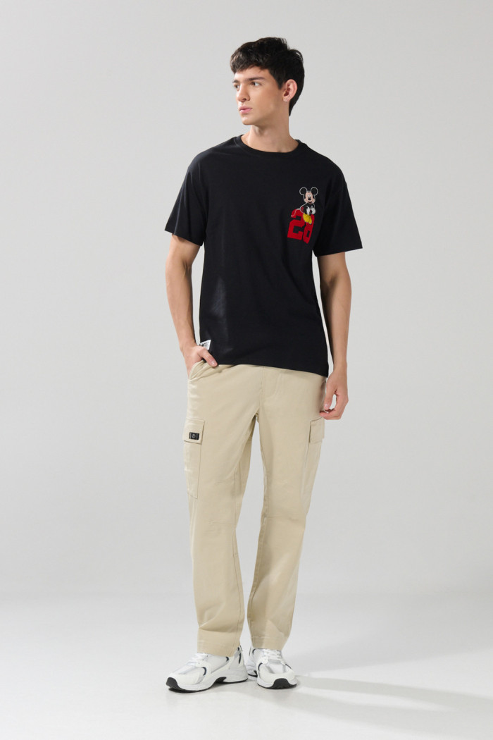 Camiseta negra cuello redondo con arte de Mickey