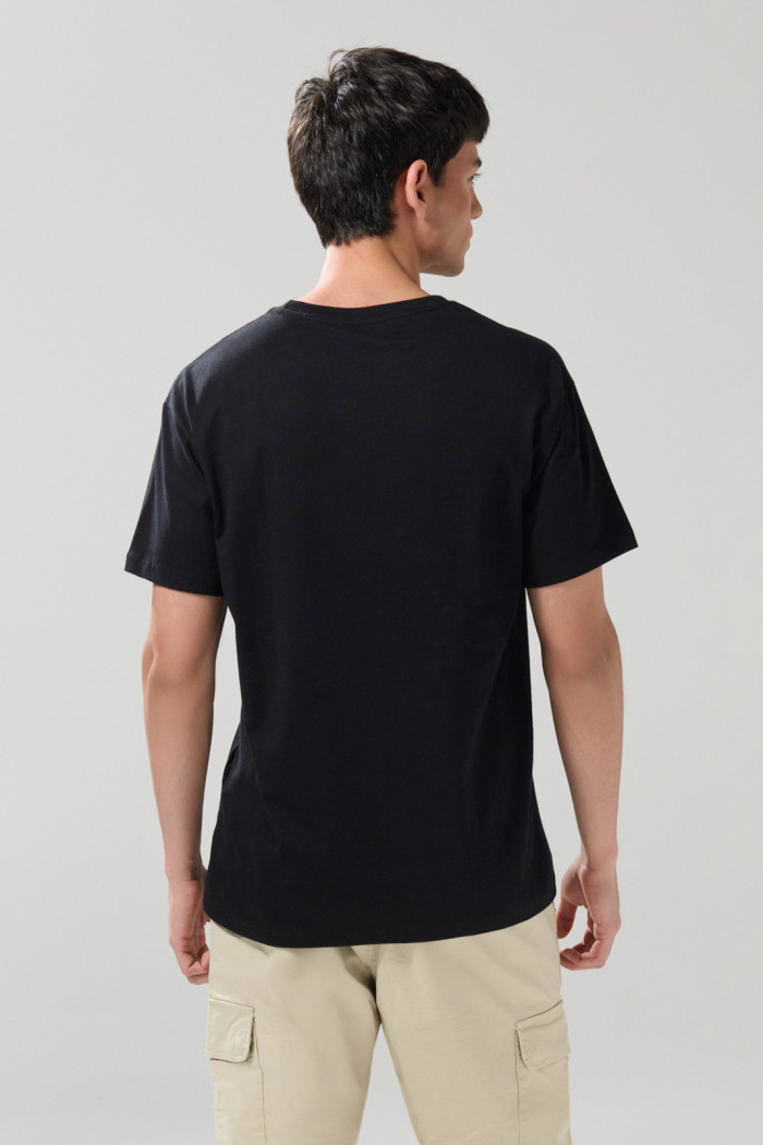 Camiseta negra cuello redondo con arte de Mickey