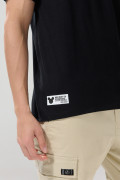 Camiseta negra cuello redondo con arte de Mickey