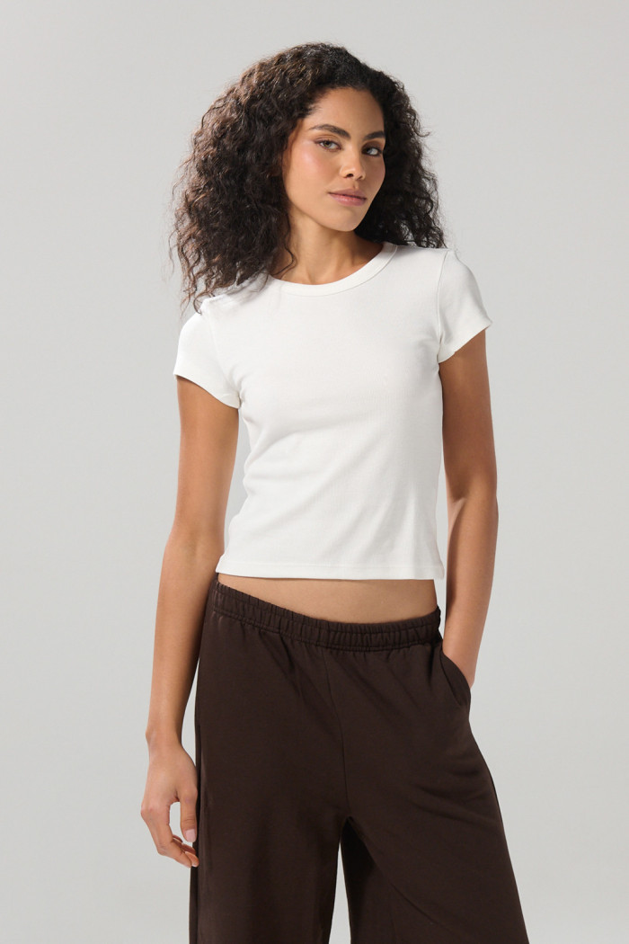 Camiseta en rib ceñida unicolor con cuello redondo