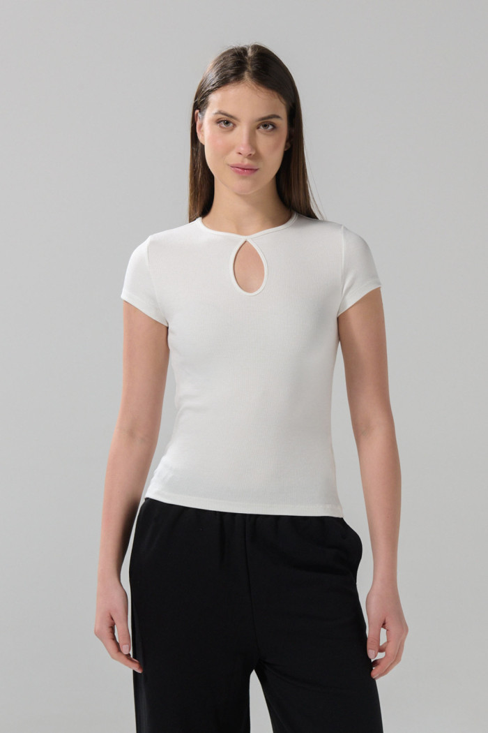 Camiseta manga corta unicolor con abertura en frente