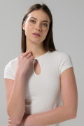Camiseta manga corta unicolor con abertura en frente