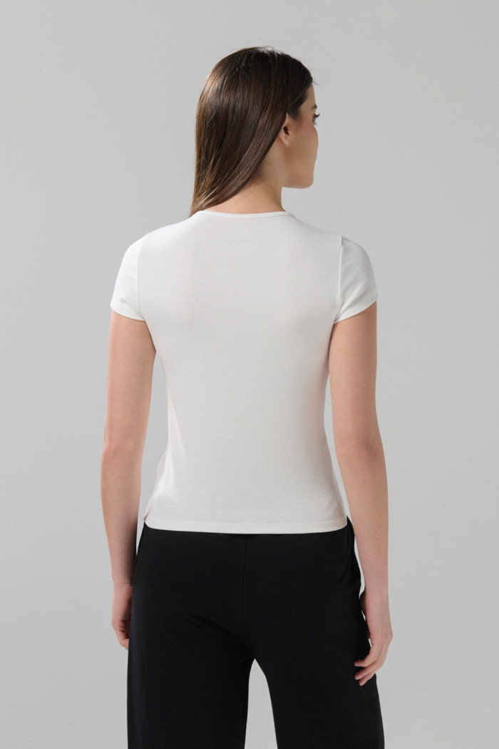 Camiseta manga corta unicolor con abertura en frente
