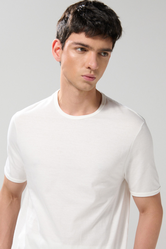 Camiseta con puños y cuello redondo en rib unicolor