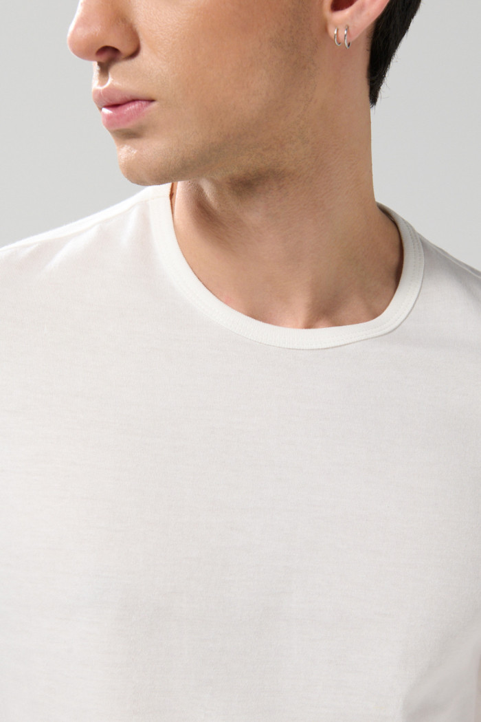 Camiseta con puños y cuello redondo en rib unicolor