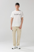 Camiseta crema manga corta con texto y hombro rodado