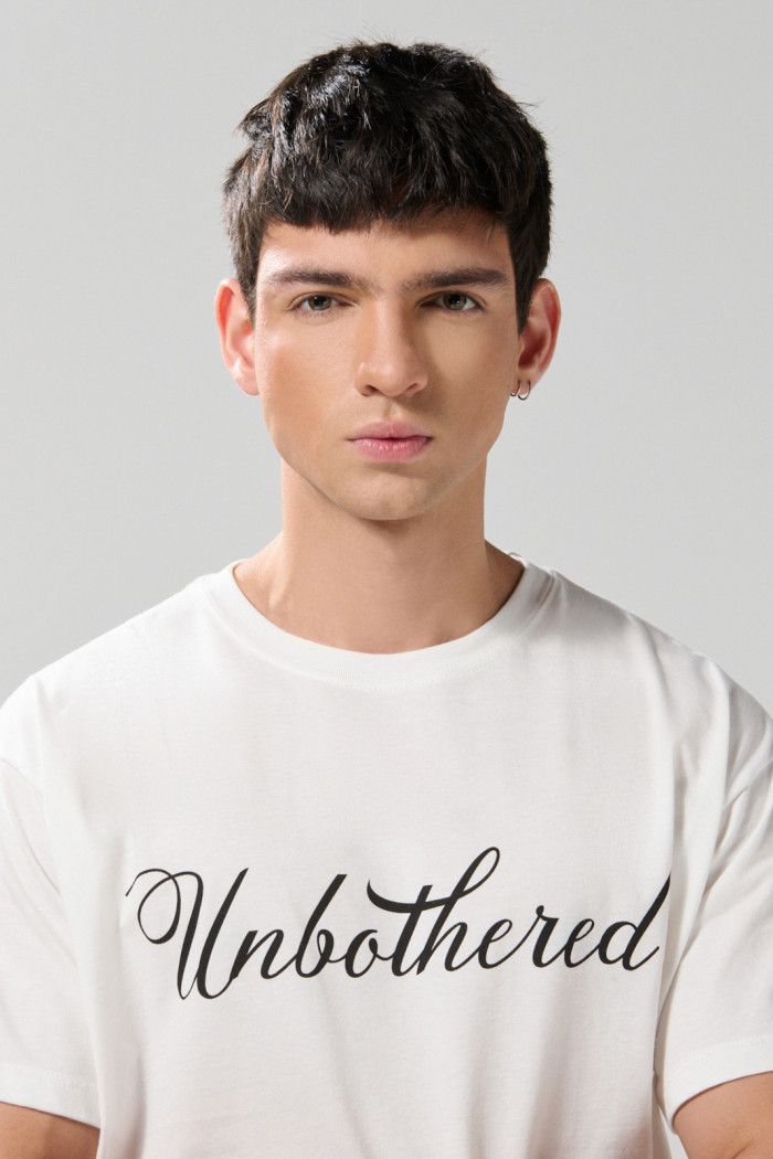 Camiseta crema manga corta con texto y hombro rodado