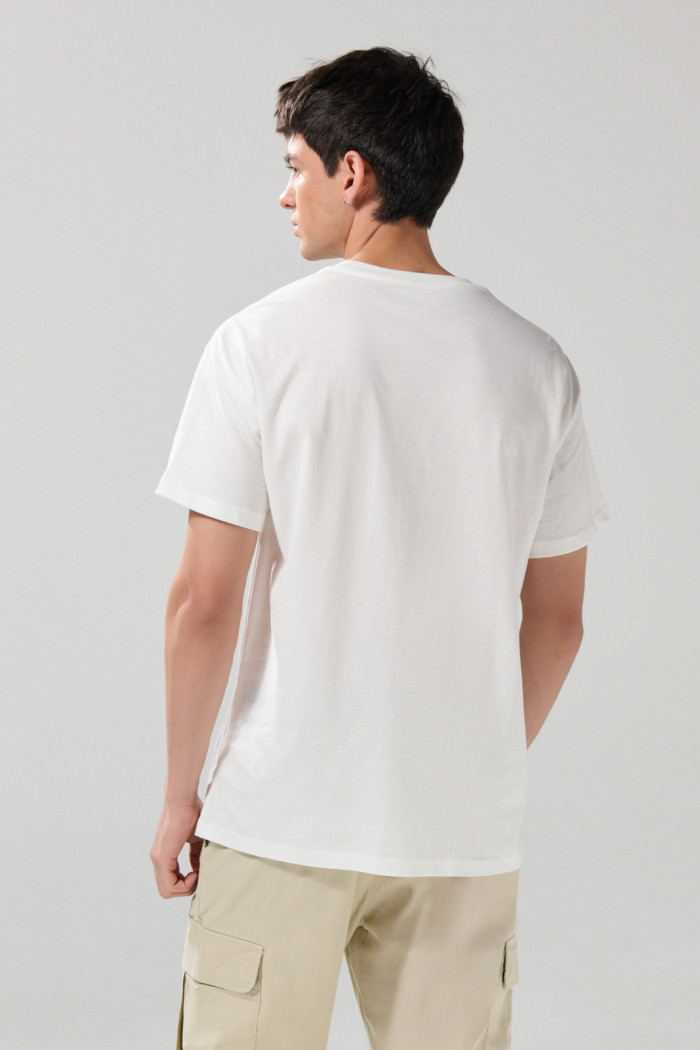 Camiseta crema manga corta con texto y hombro rodado