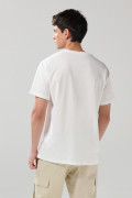 Camiseta crema manga corta con texto y hombro rodado
