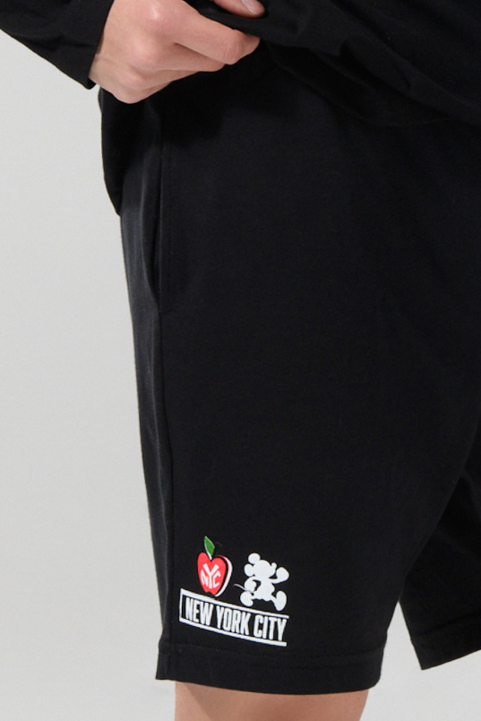 Bermuda negra con bolsillos y arte college de Mickey