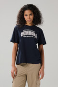 Camiseta college azul con manga corta y cuello redondo