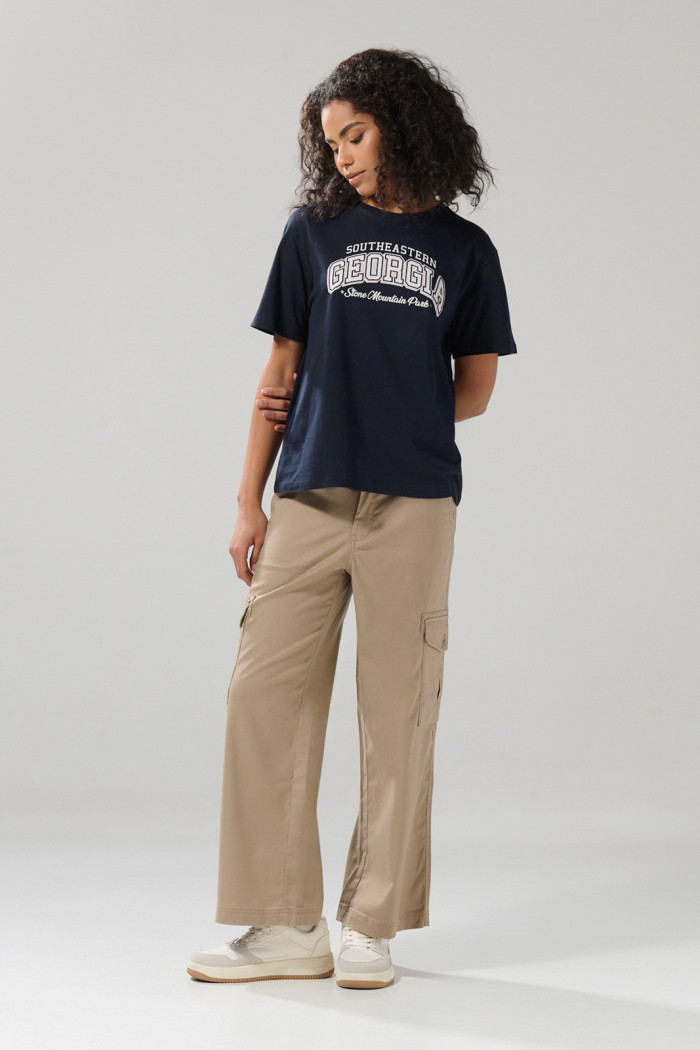 Camiseta college azul con manga corta y cuello redondo
