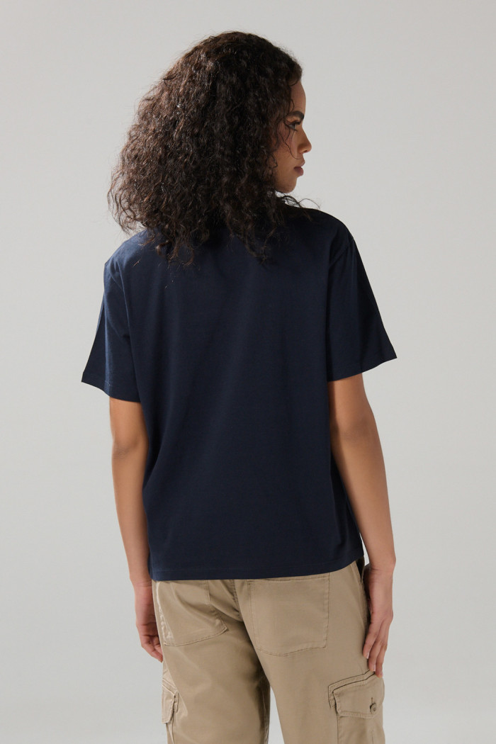 Camiseta college azul con manga corta y cuello redondo