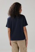 Camiseta college azul con manga corta y cuello redondo