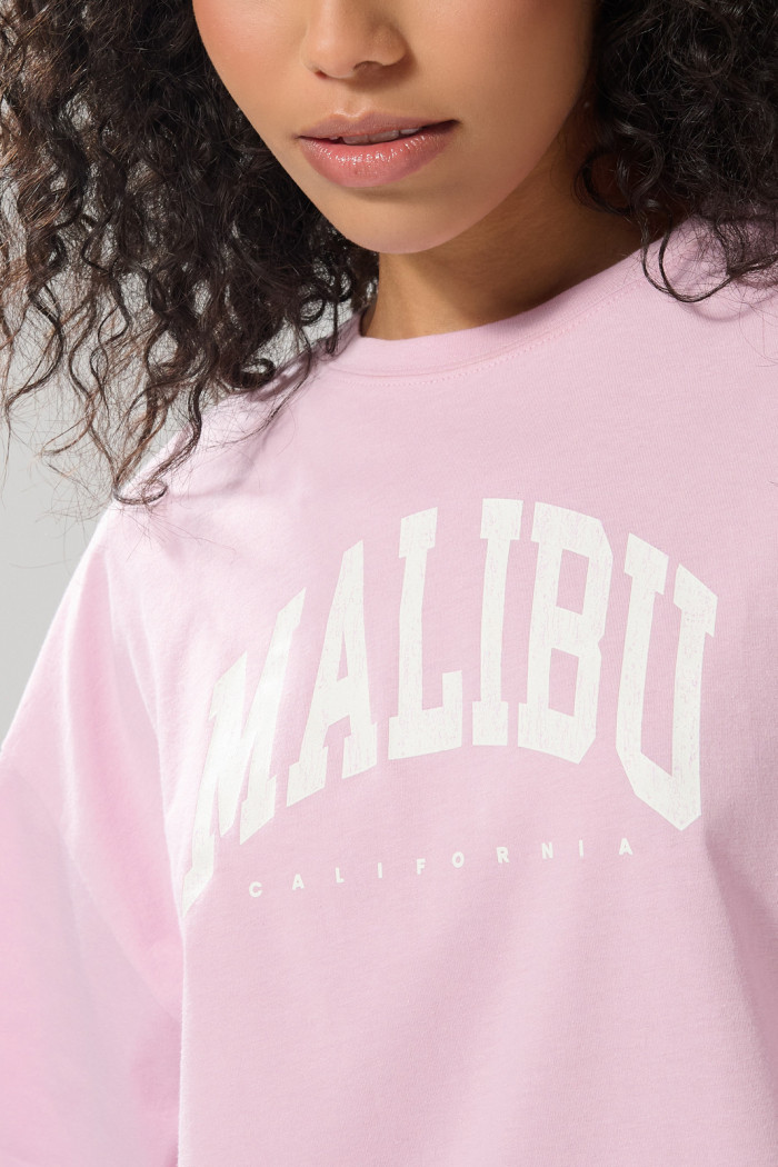 Camiseta rosada en algodón college con manga corta