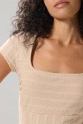 Camiseta con escote cuadrado unicolor y texturas de canal