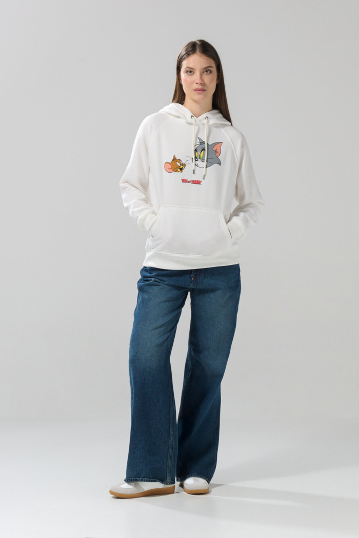 Buzo oversize de Tom y Jerry crema con capota y manga ranglan