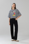 Camiseta a rayas oversize crema crop top con arte de Mickey