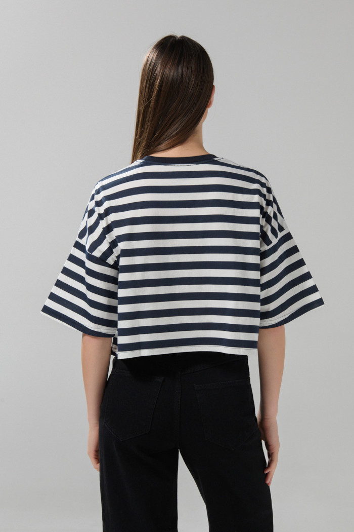 Camiseta a rayas oversize crema crop top con arte de Mickey