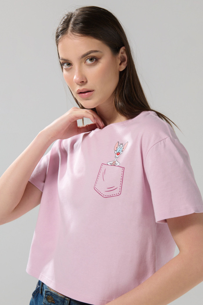 Camiseta crop top rosada con arte de Pinky y Cerebro