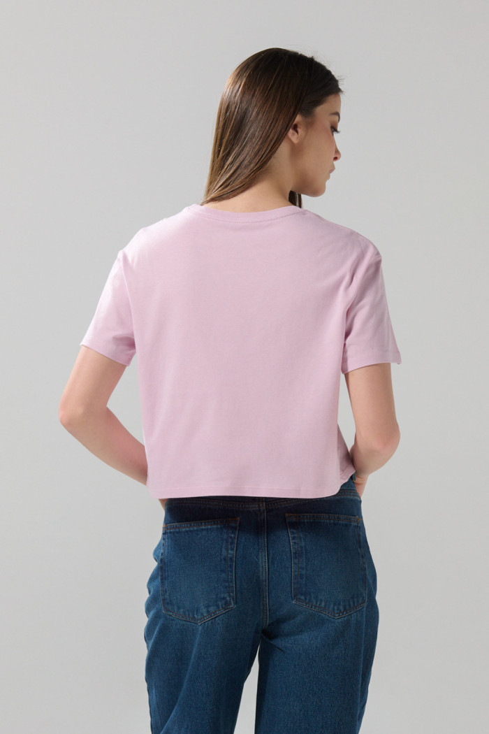 Camiseta crop top rosada con arte de Pinky y Cerebro