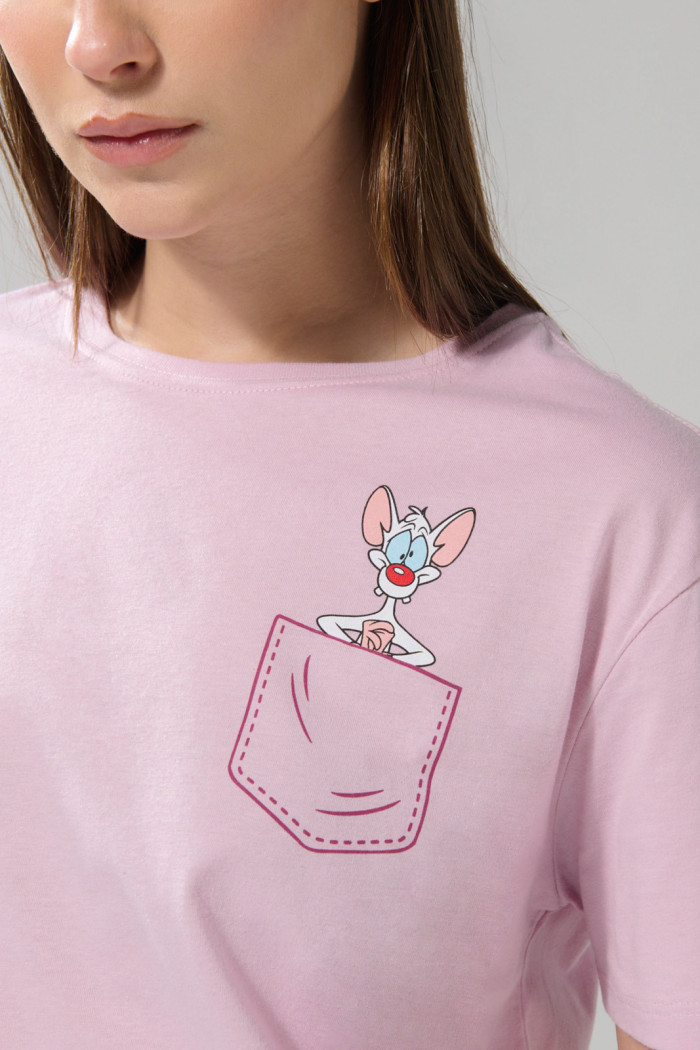 Camiseta crop top rosada con arte de Pinky y Cerebro