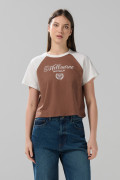 Camiseta café medio con manga ranglan y texto college