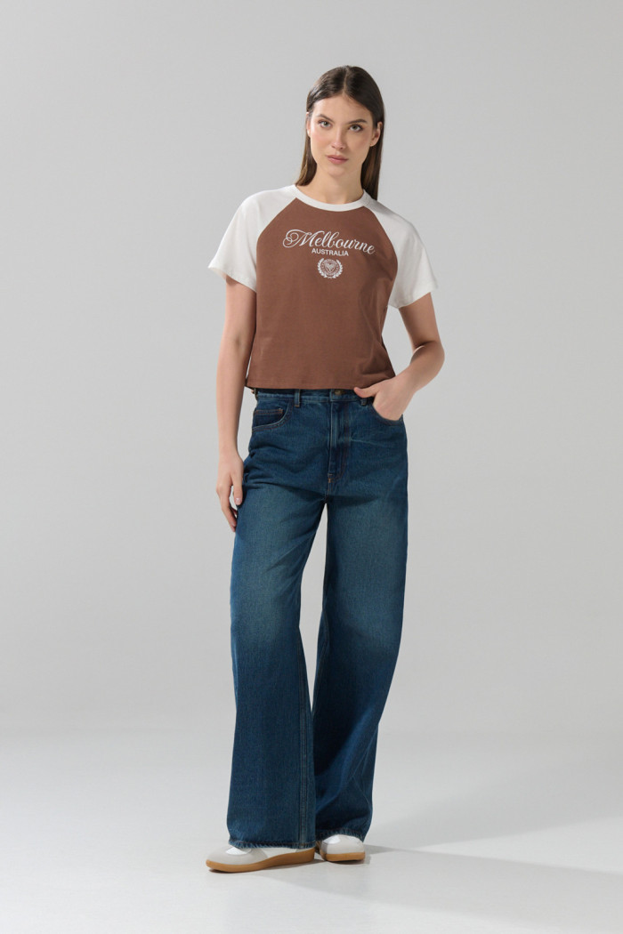 Camiseta café medio con manga ranglan y texto college