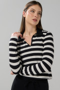 Camiseta negra cuello polo con rayas y manga larga